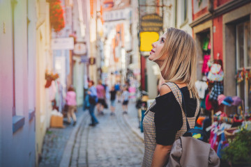 Touristin im Schnoor  - © AdobeStock 222651224
